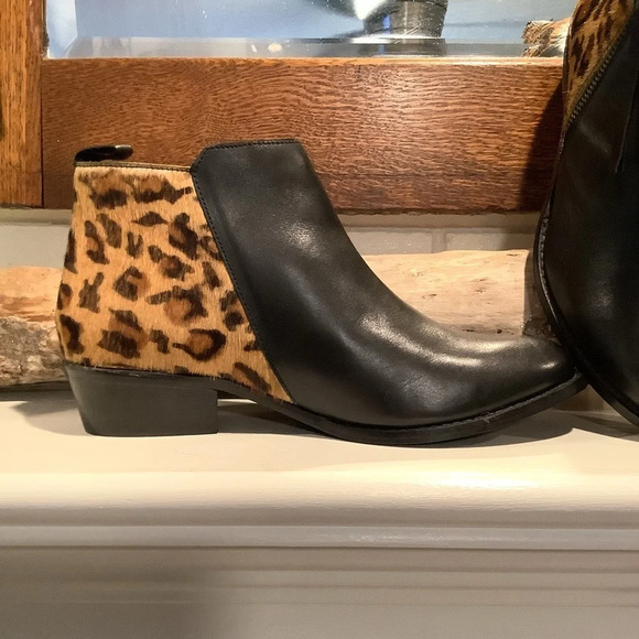 Journee Collection Signature Black and Animal Print Bootie Size 5.5 - Picture 3 of 8